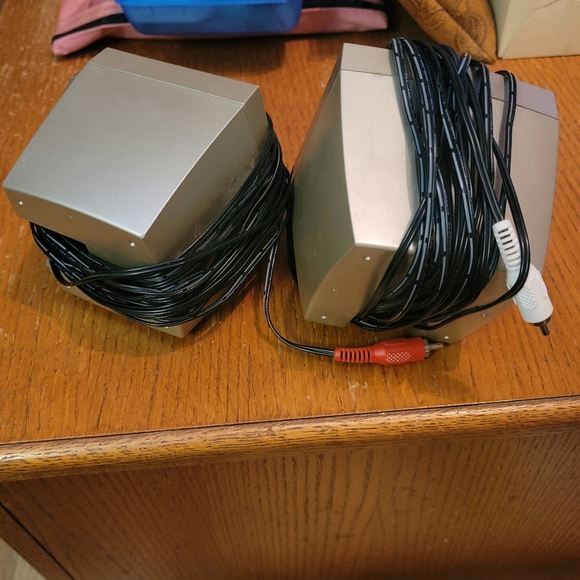 SET OF TWO SURROUND SOUND SPEAKERS- SEE PICS - Picture 2 of 4